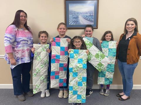 4-H kids and volunteers with table runners